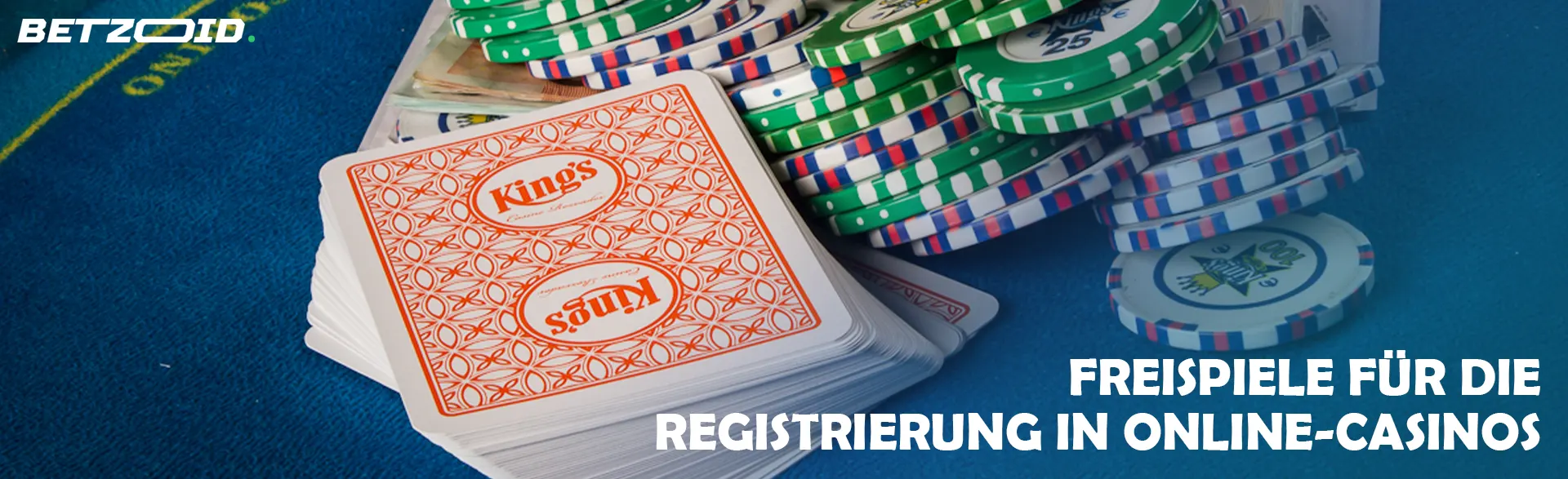 Karten, Chips und Geld auf dem Casinotisch.