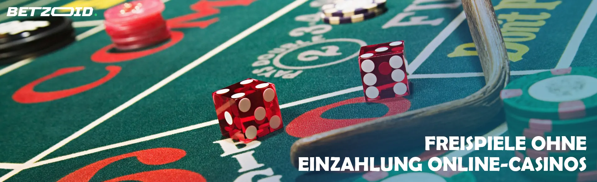 Würfel und Chips auf dem Casinotisch.