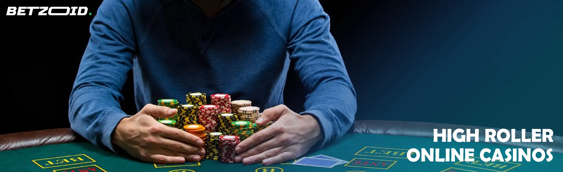 Ein Spieler hält einen Stapel Chips auf einem Casinotisch.