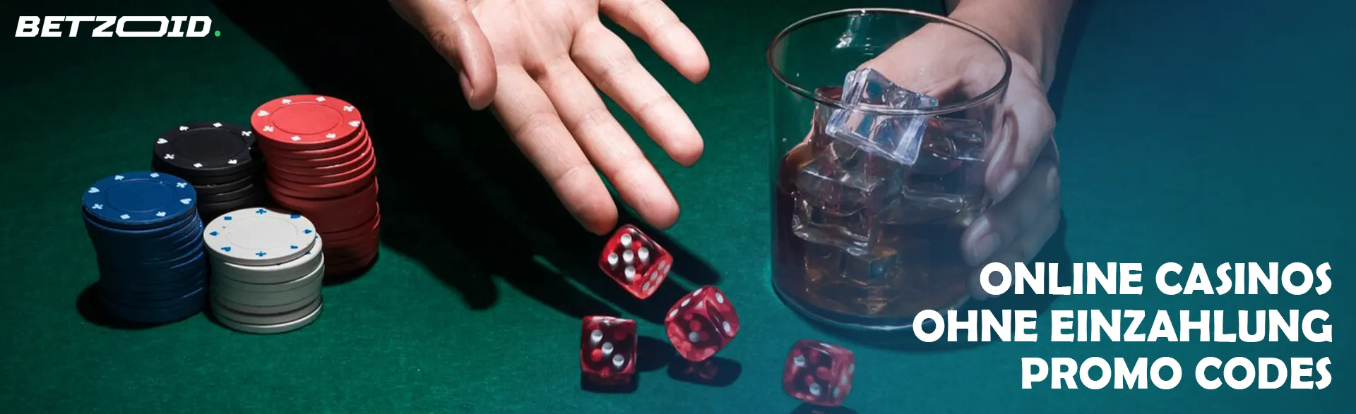 Ein Spieler würfelt neben einem Getränk in einem Glas und Casino-Chips.