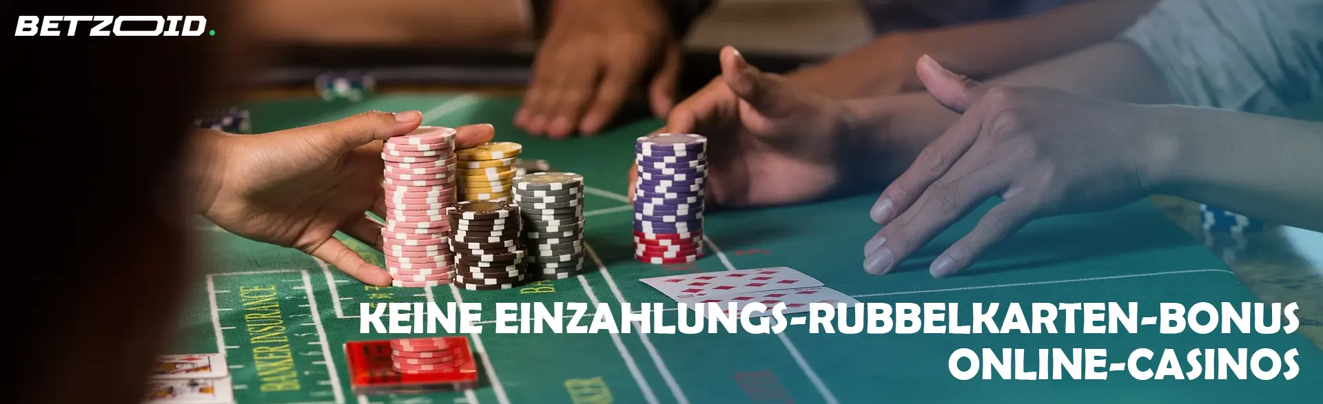 Spieler schließen Wetten mit Casino-Chips ab.