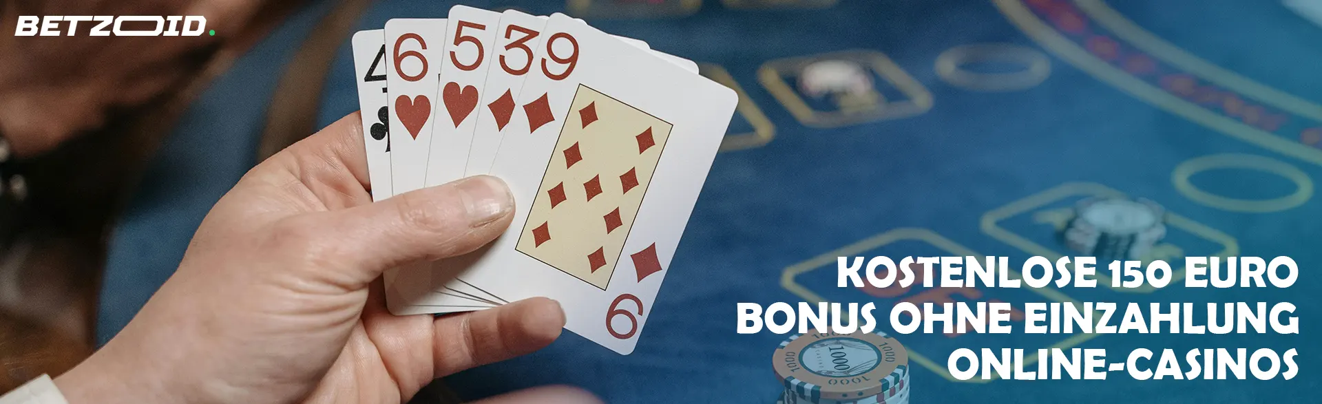 Der Spieler hält Karten auf dem Hintergrund des Casinotisches.