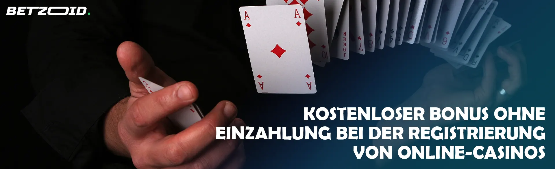 Ein Mann mischt Karten in der Luft.