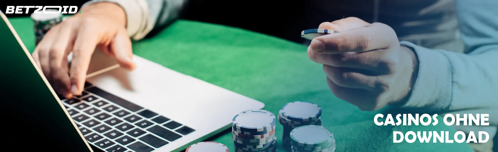 Der Spieler bewahrt die Chips neben dem Laptop auf.