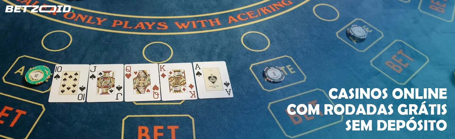 Cartas e fichas na mesa do casino.
