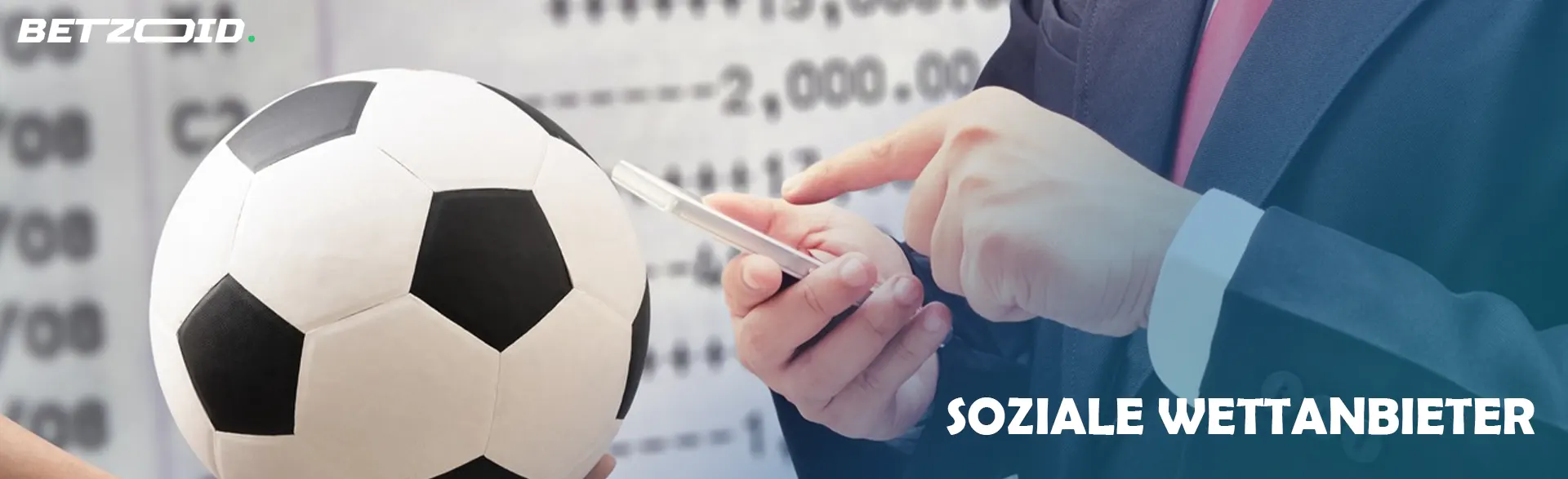 Ein Mann mit einem Smartphone in der Hand neben einem Fußball.