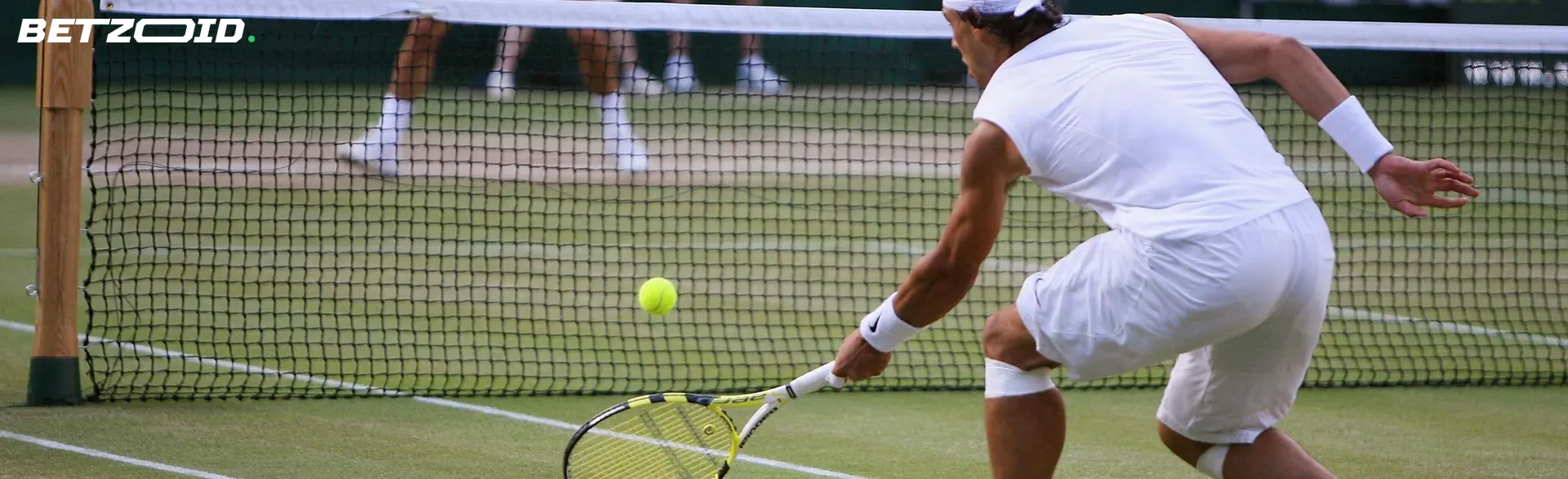Ein Tennisspieler versucht während des Spiels, den Ball zu schlagen.