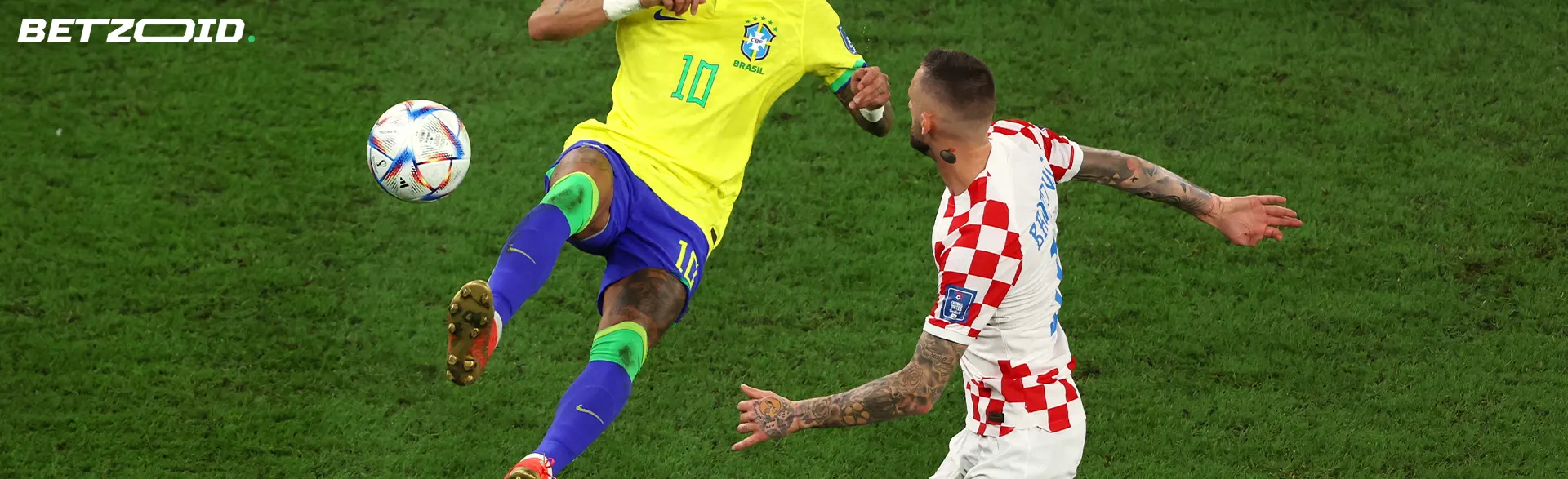 Fußballspieler in Aktion während des Spiels.