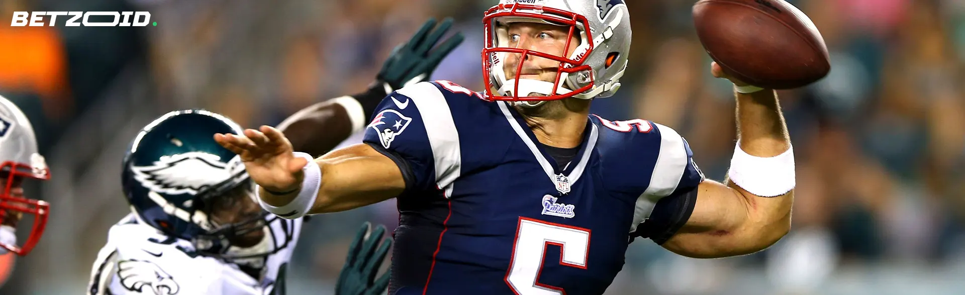 American-Football-Spieler mit dem Ball während des Spiels.