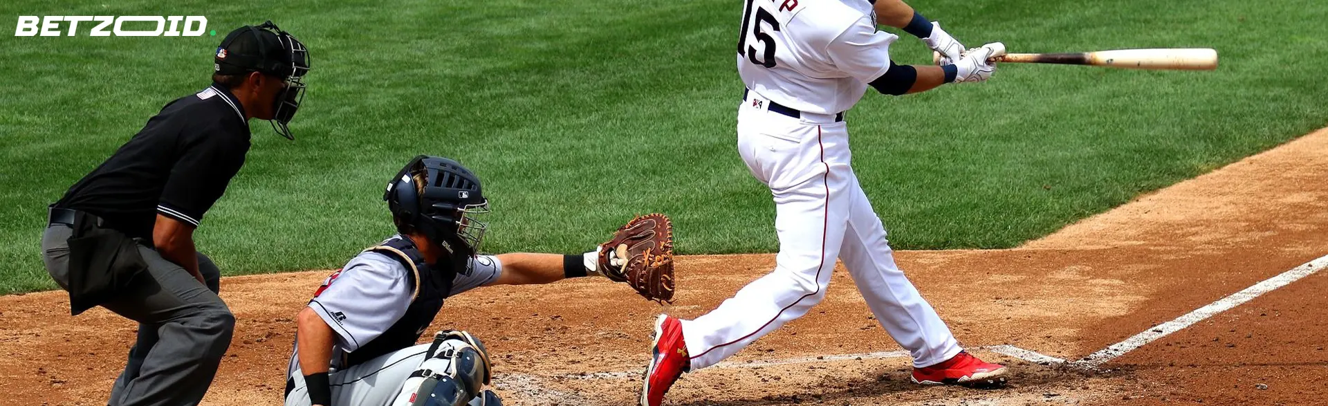 Baseballspieler in Aktion während eines Spiels.