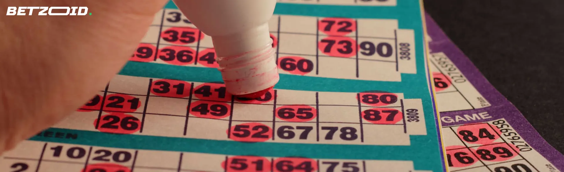 A bingo player marks the winning numbers.