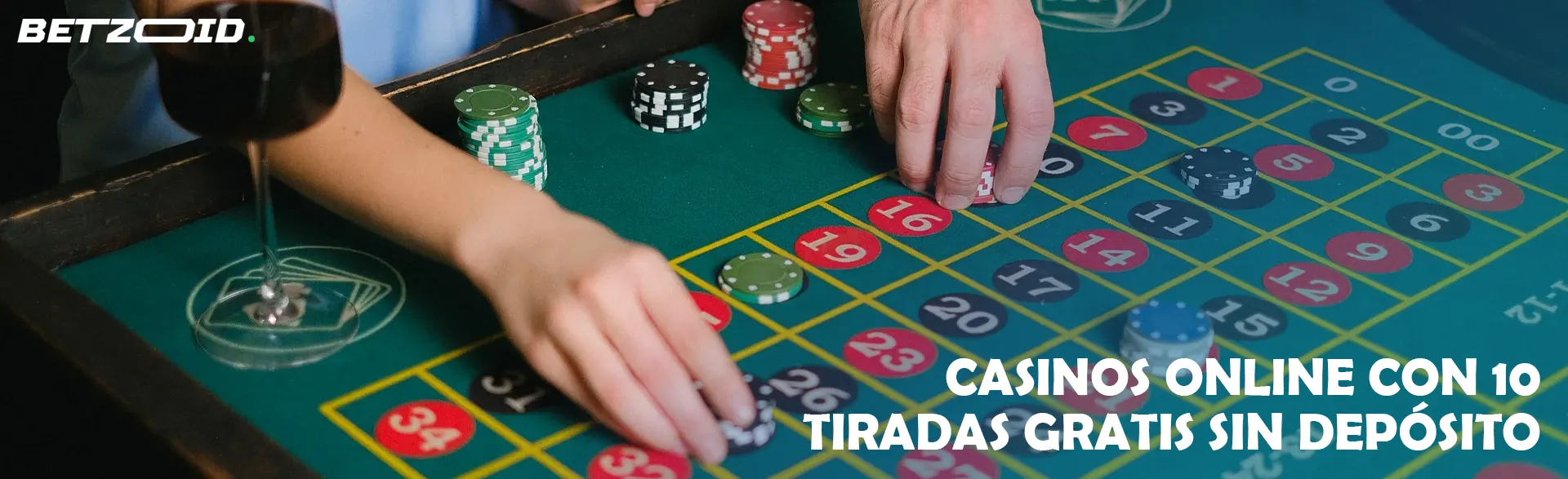 Los jugadores hacen apuestas en la mesa del casino.