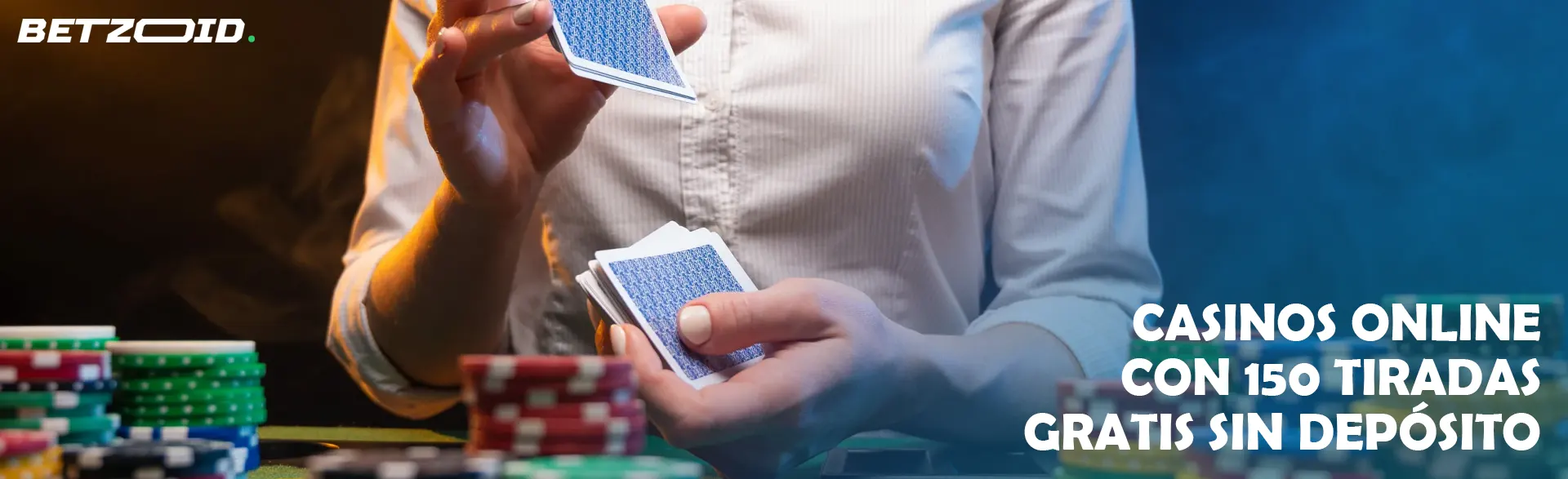 El jugador baraja las cartas junto a las fichas del casino.