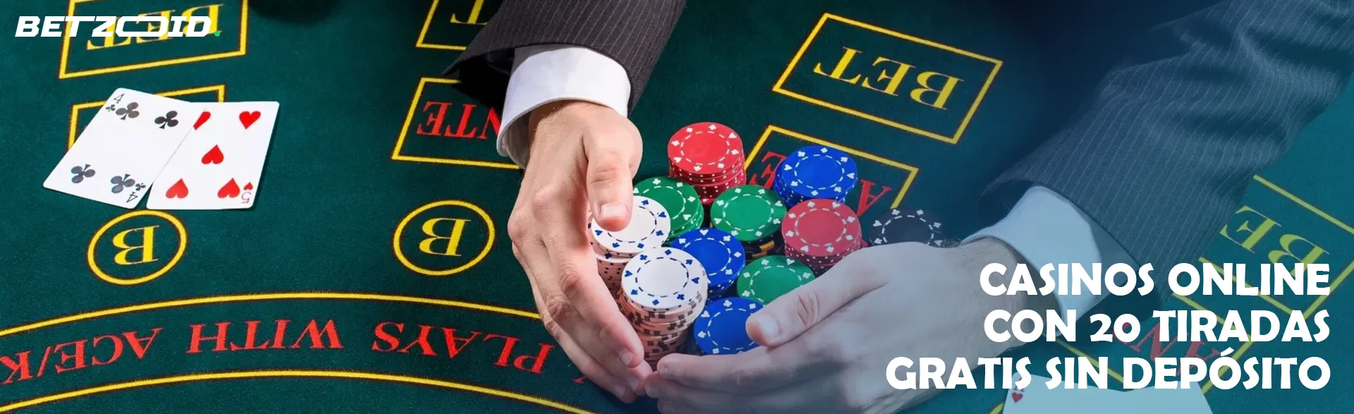 Un jugador sostiene un montón de fichas en una mesa de casino.