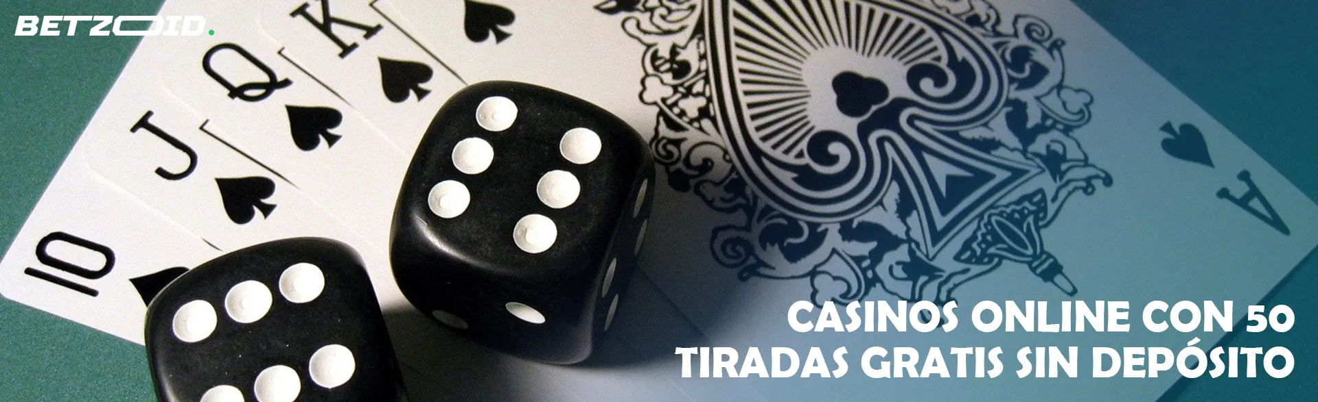 Los cubos se encuentran sobre las cartas.