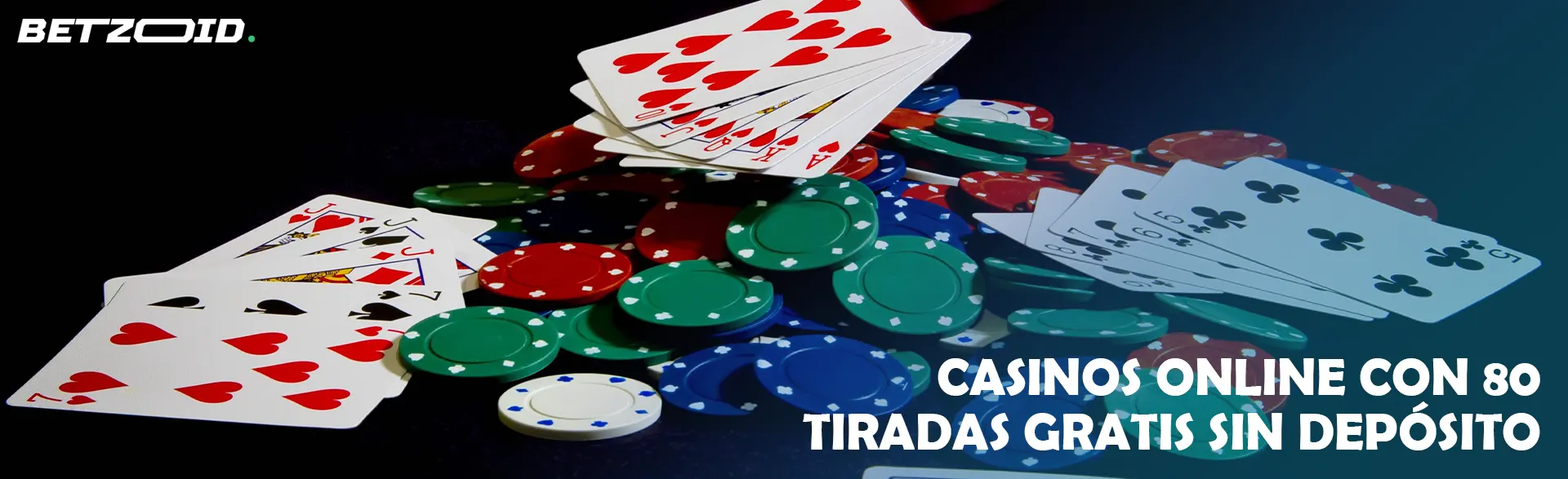Un montón de cartas y fichas de casino sobre un fondo oscuro.