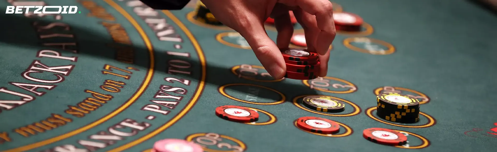 El jugador coloca fichas en la mesa del casino.