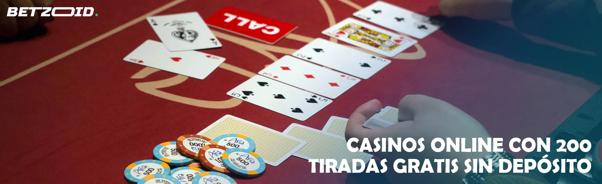 El jugador coloca las cartas sobre la mesa del casino.