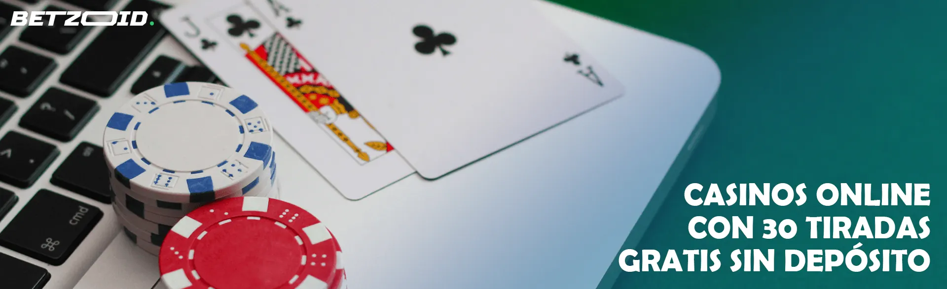 Las cartas y fichas del casino se encuentran sobre el teclado.