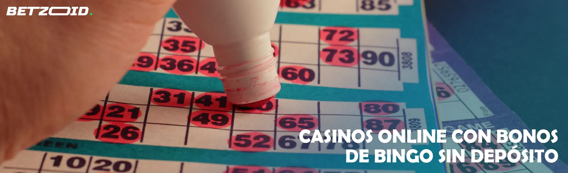 El jugador de bingo marca los números ganadores en el cartón.