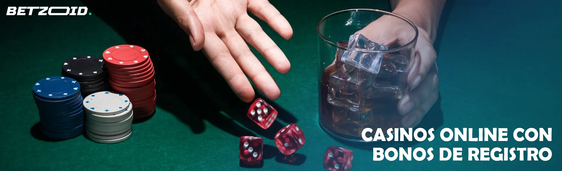 El jugador tira dados junto a fichas de casino y una bebida en un vaso.