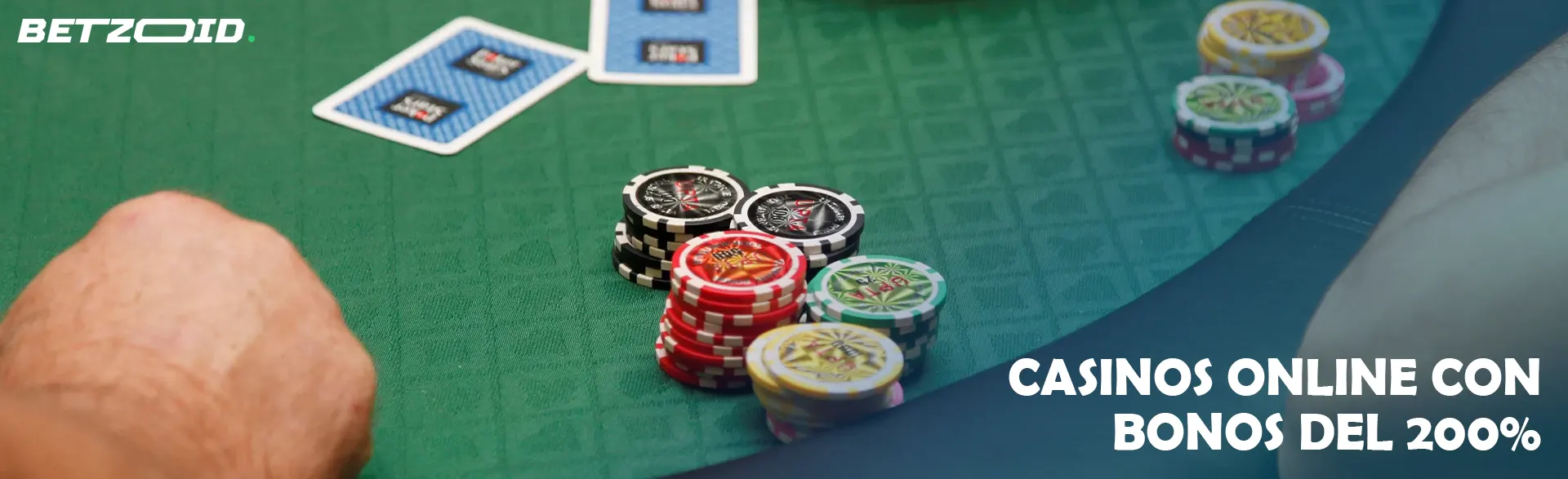 Las cartas y las fichas se encuentran sobre la mesa del casino.