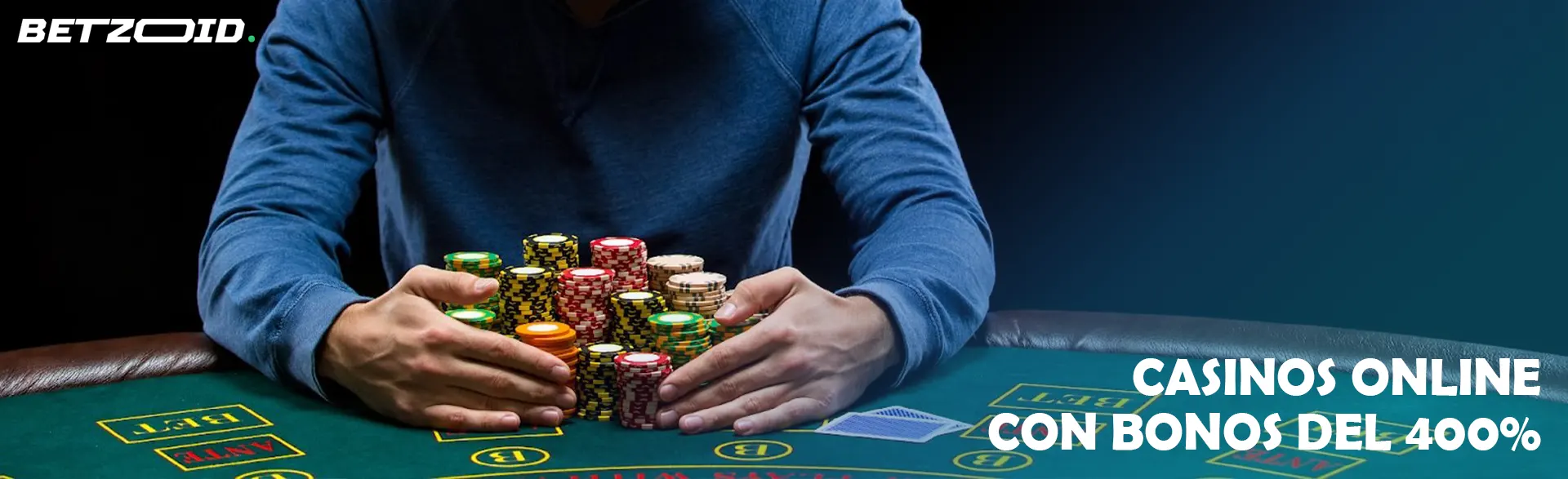 Un jugador tiene un montón de fichas en sus manos en una mesa de casino.