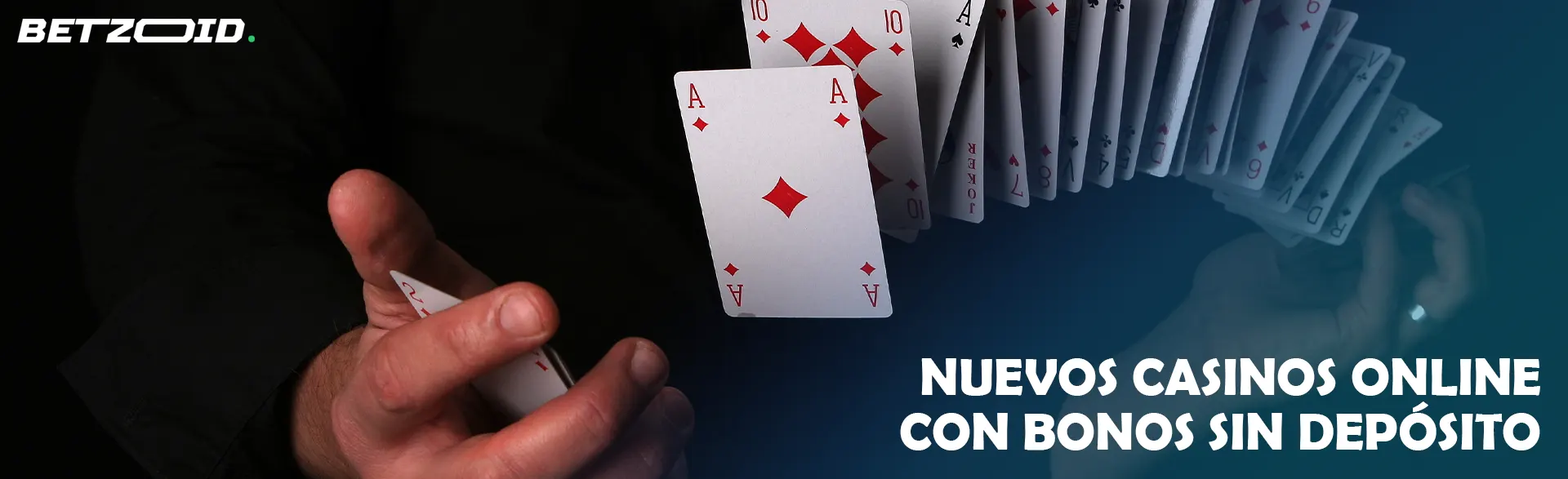 Un hombre baraja cartas en el aire.