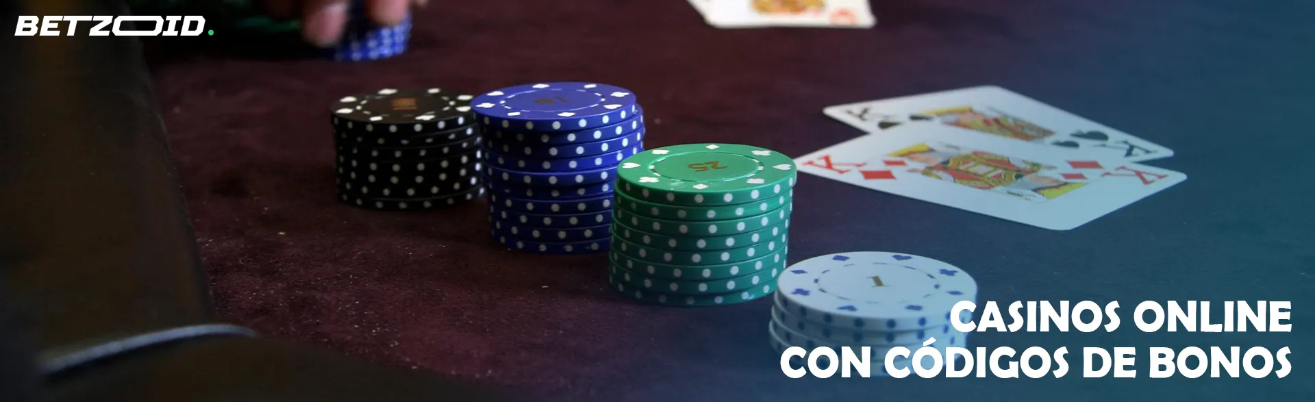 Tarjetas junto a fichas de casino.