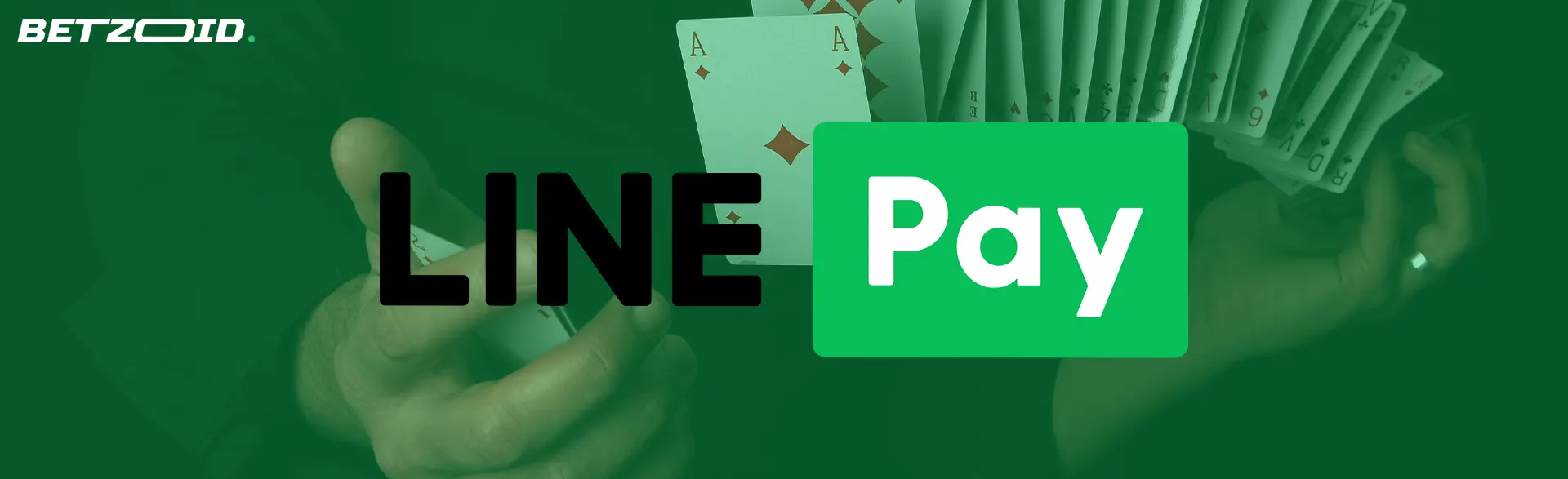 カードをシャッフルする人の背景にある Line PAY 決済システムのロゴ。