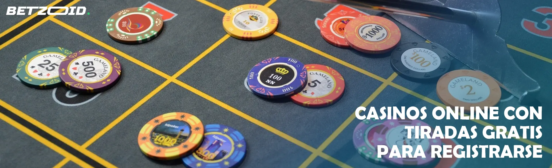 Fichas multicolores en la mesa del casino.