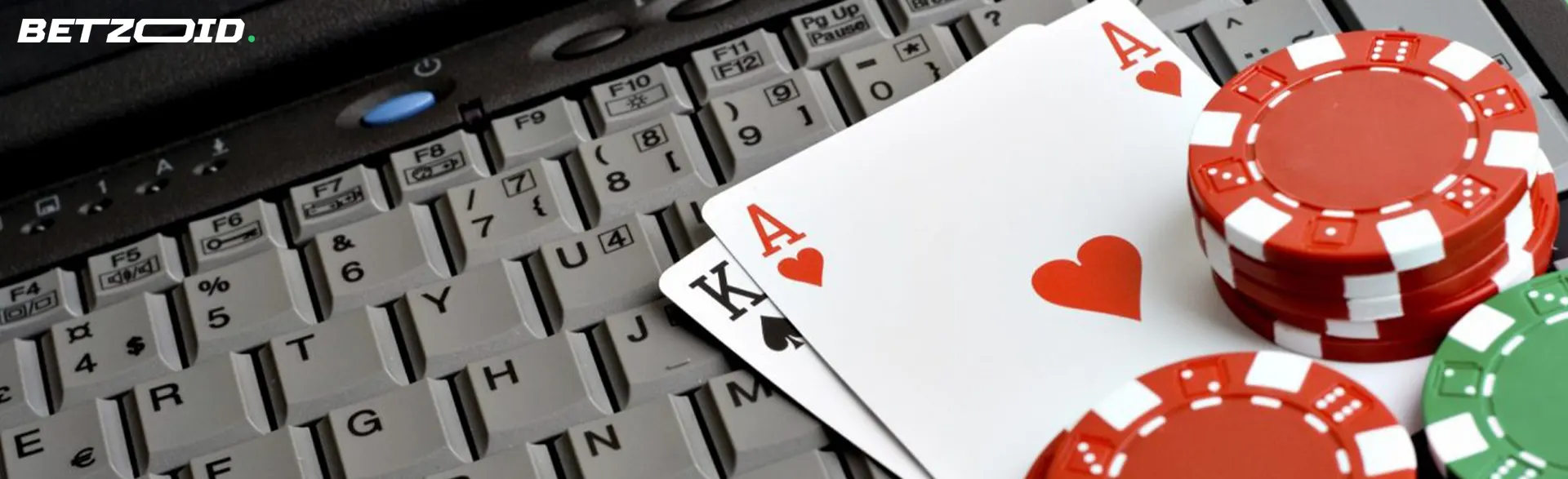 キーボードの上にはカードとカジノチップがあります。