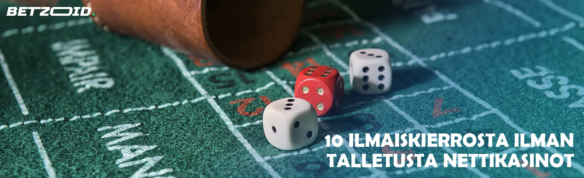 Useita noppaa heittokulhon vieressä.