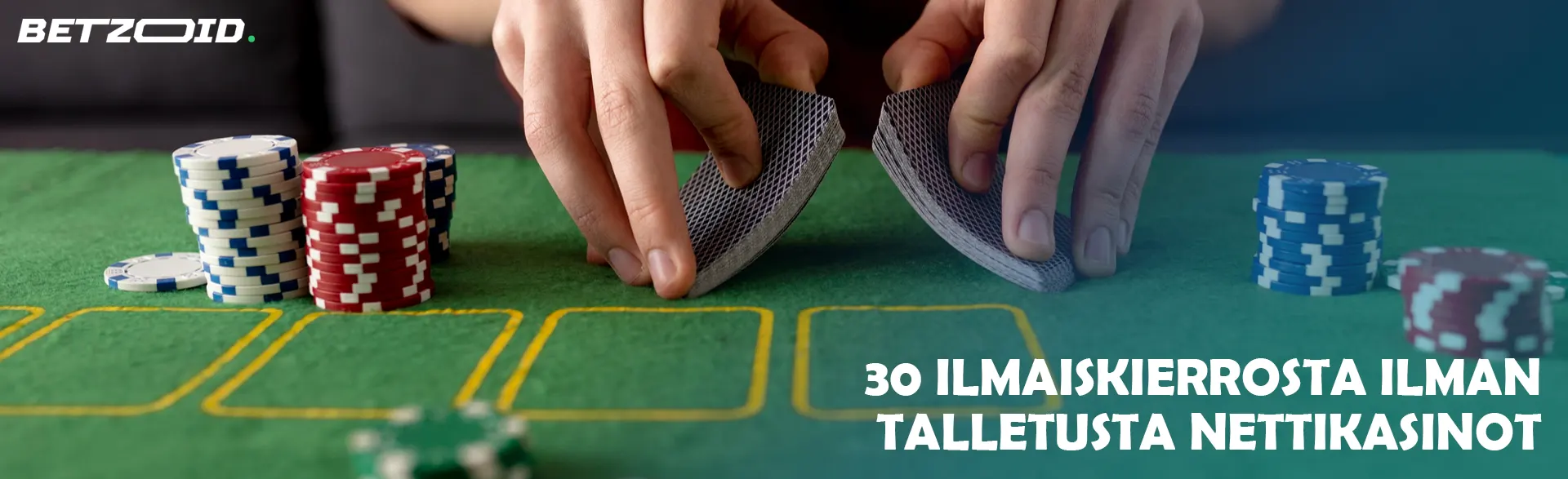 Pelaaja sekoittaa kortit kasinon pelimerkkien vieressä.