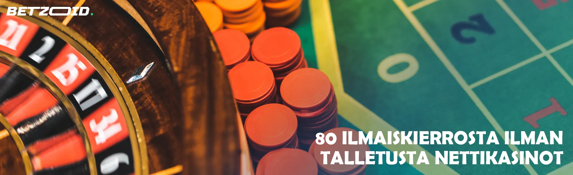 Rulettipyörä kasinon pelimerkkien vieressä.