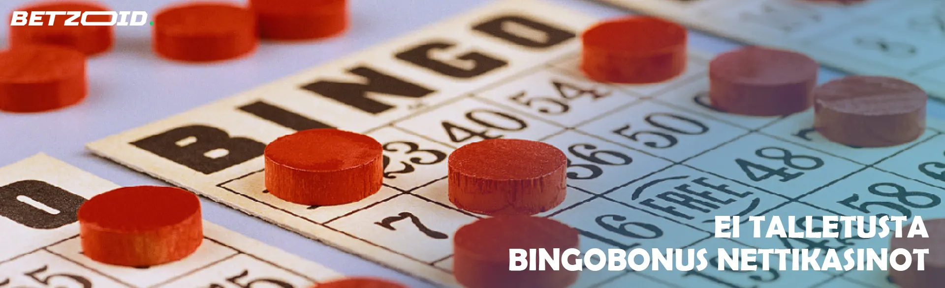 Bingokortit, joissa on punaiset pelimerkit.