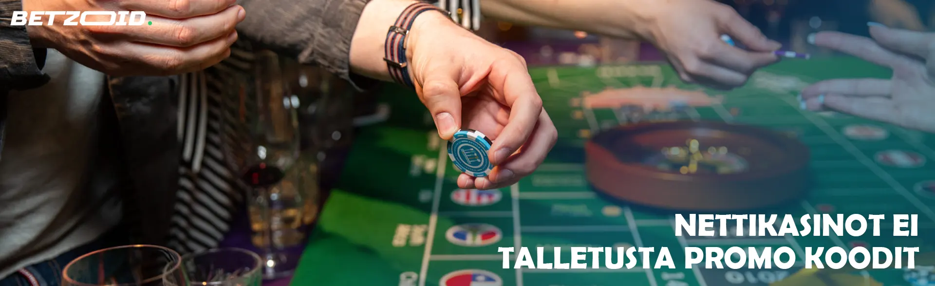 Pelaaja pitää pelimerkkejä kädessään rulettipöydän yläpuolella.