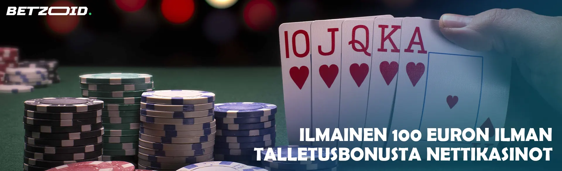 Pelaaja pitää kortteja kädessään kasinon pelimerkkien vieressä.