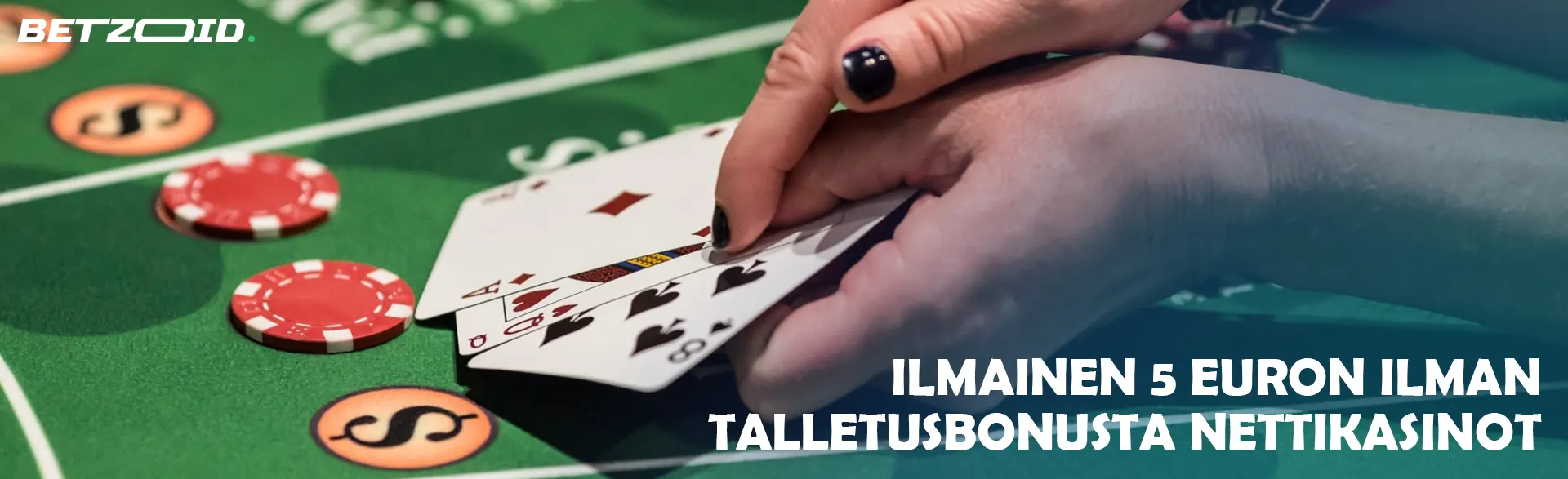 Pelaaja pitää kortteja käsissään kasinopöydällä.