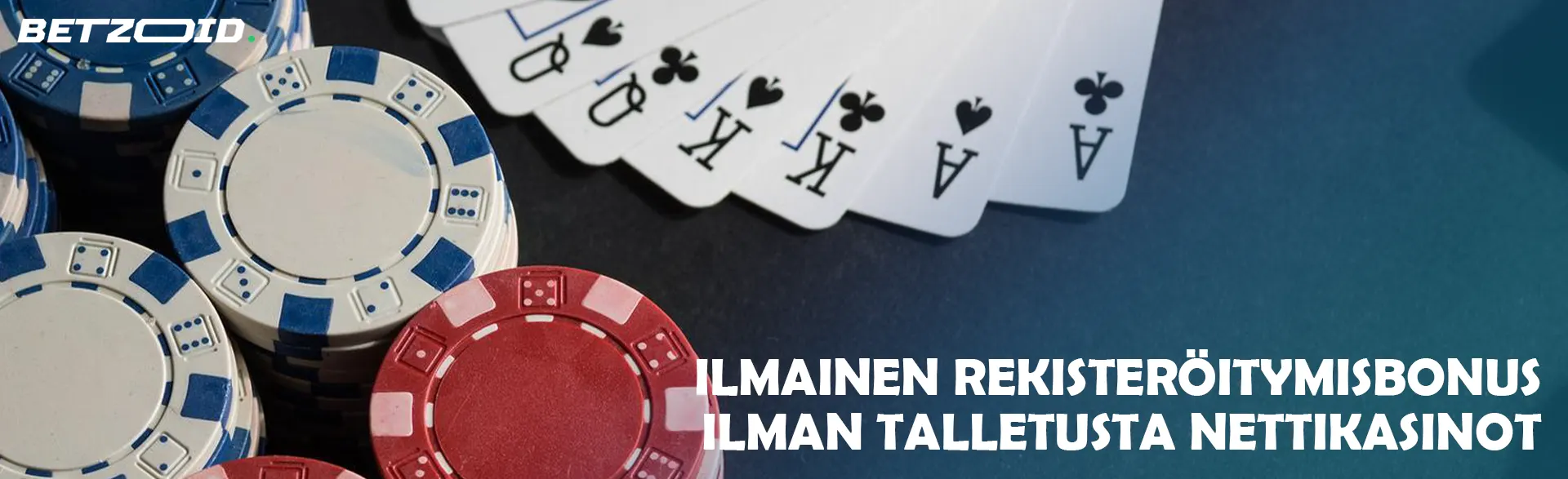 Pelikorttien pelaaminen kasinon pelimerkkien vieressä.