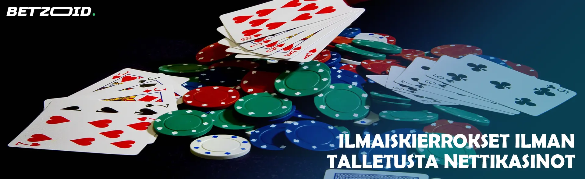 Kasa kortteja ja pelimerkkejä tummalla pohjalla.