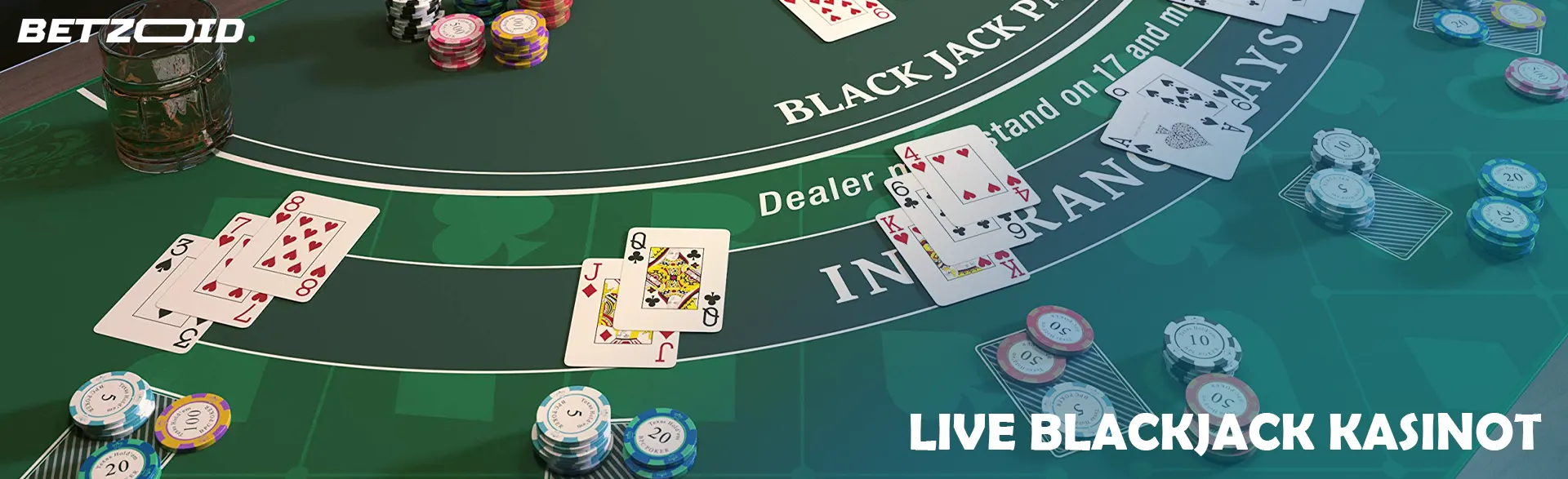 Kortit ja pelimerkit blackjack-pöydällä.