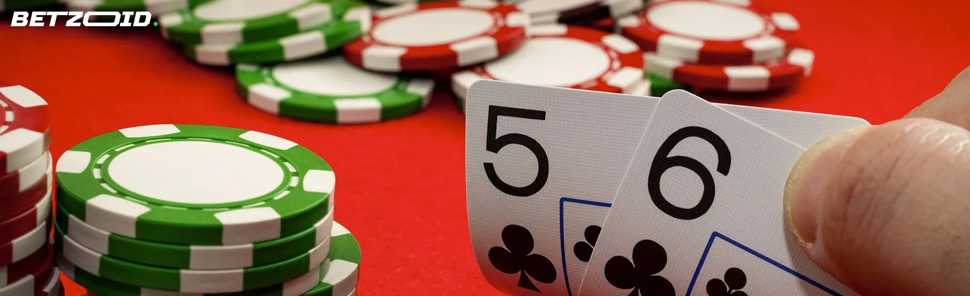 Cartas junto a fichas de casino.