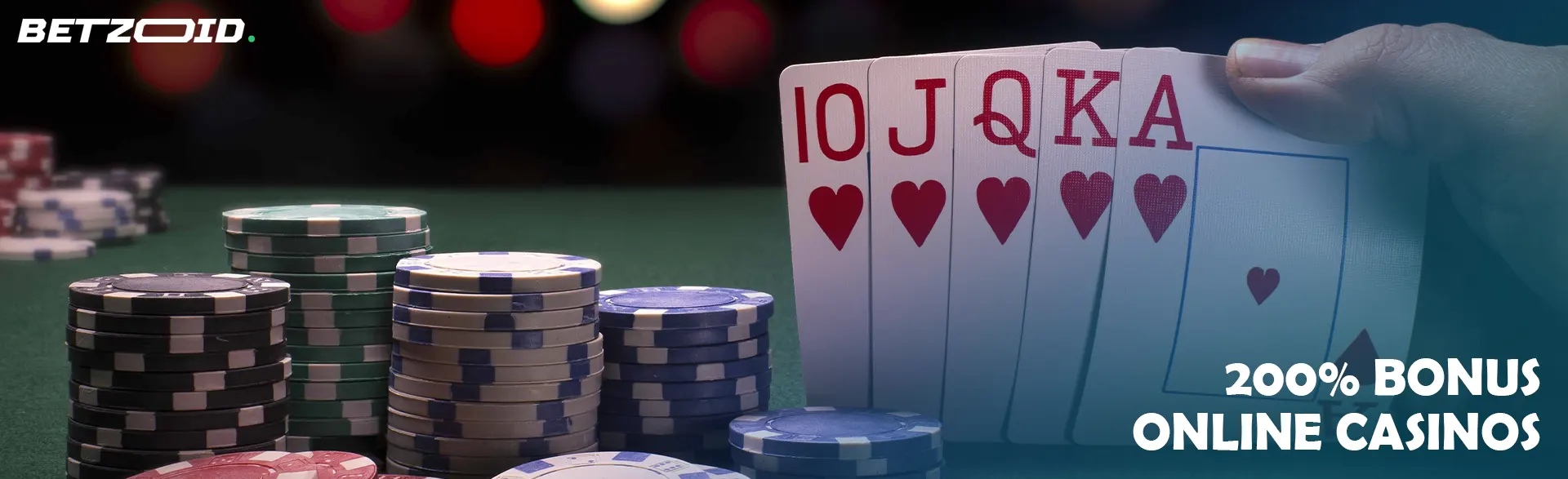 Der Spieler hält Karten neben Casino-Chips.