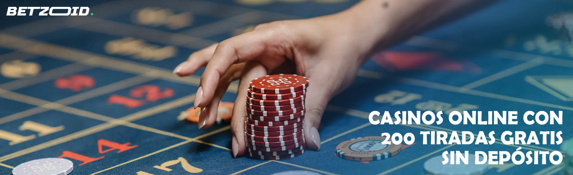 Un jugador coloca fichas en la mesa del casino.