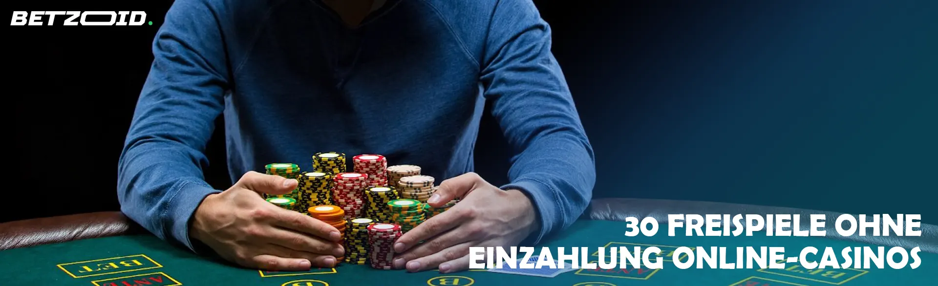 Ein Spieler hält einen Stapel Chips auf einem Casinotisch.