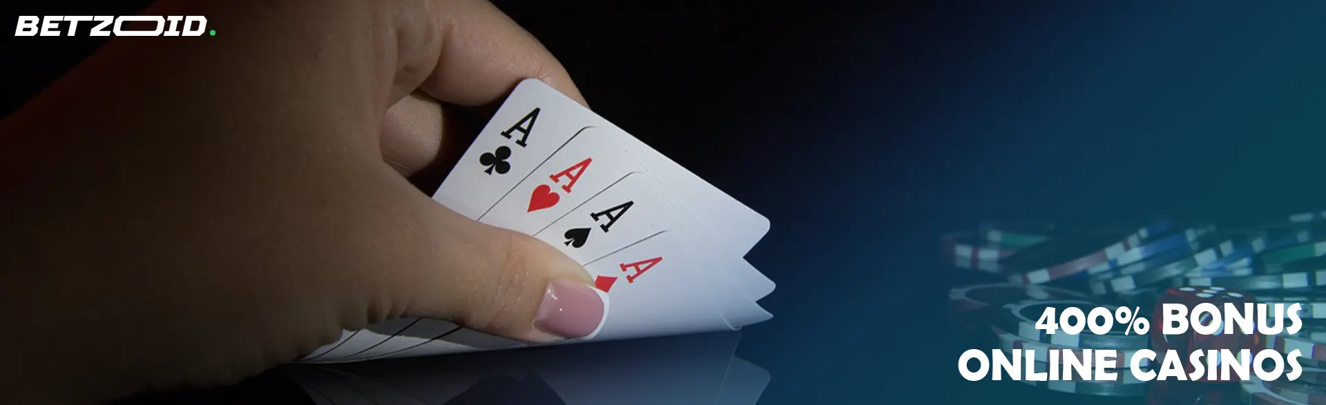 Der Spieler hält Karten neben Casino-Chips.