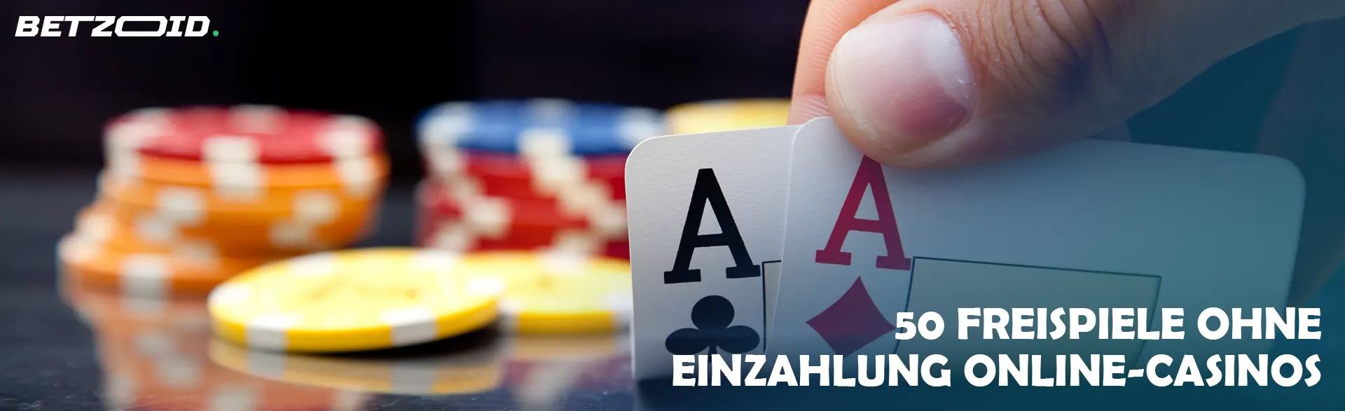 Ein Spieler hält Karten auf einem Hintergrund aus Casino-Chips.