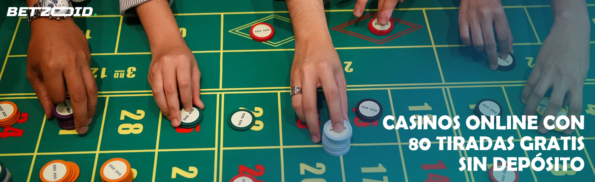 Los jugadores realizan apuestas con fichas de casino.