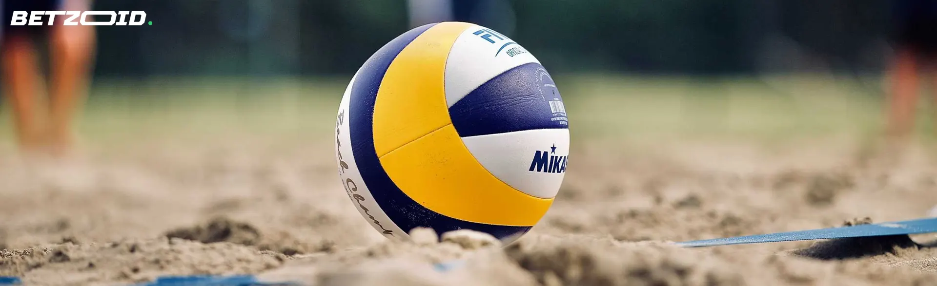 Una pelota de voleibol reposa sobre la arena.